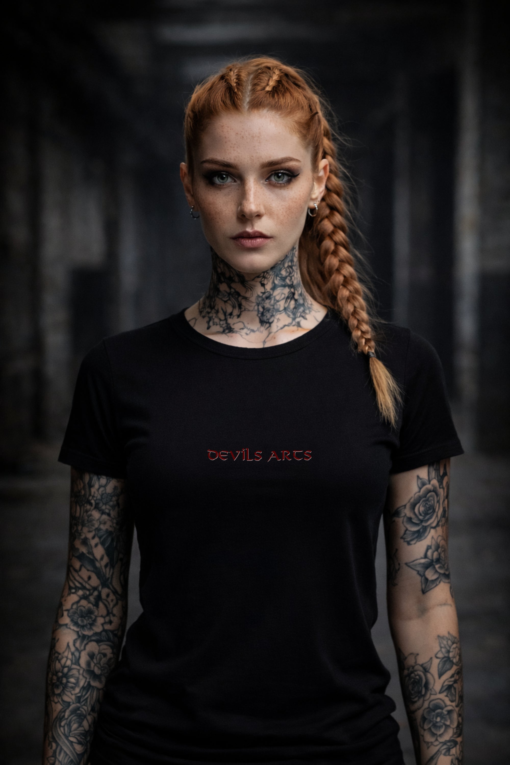 modella tatuata con T-shirt nera e tipografia DEVILS ARTS, dark tattoo streetwear